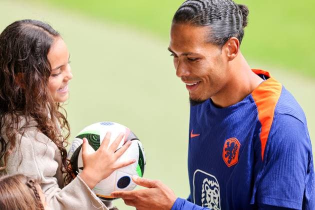 2024-06-17 Training Session Netherlands WOLFSBURG, GERMANY - JUNE 17: Virgil van Dijk of The Netherlands with his children daughters during a training session prior to the Group D - UEFA EURO, EM, Europameisterschaft,Fussball 2024 match between Netherlands and France at AOK Stadium on June 17, 2024 in Wolfsburg, Germany. (Photo by Peter Lous BSR Agency) Wolfsburg Germany Content not available for redistribution in The Netherlands directly or indirectly through any third parties. Copyright: xBSRxAgencyx