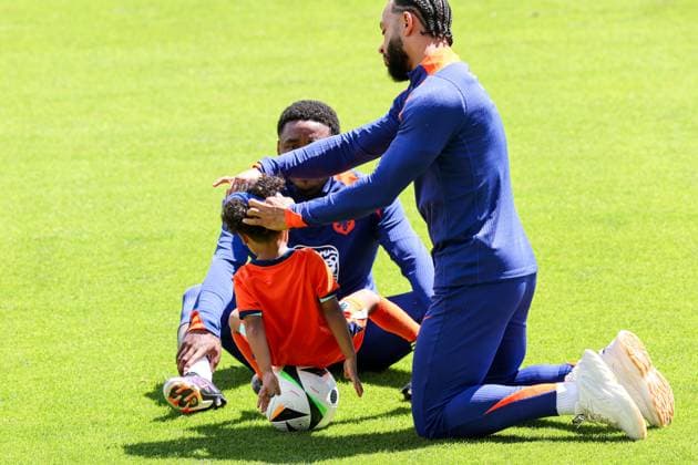 2024-06-17 Training Session Netherlands WOLFSBURG, GERMANY - JUNE 17: Memphis Depay of The Netherlands, Steven Bergwijn of The Netherlands with family during a training session prior to the Group D - UEFA EURO, EM, Europameisterschaft,Fussball 2024 match between Netherlands and France at AOK Stadium on June 17, 2024 in Wolfsburg, Germany. (Photo by Peter Lous BSR Agency) Wolfsburg Germany Content not available for redistribution in The Netherlands directly or indirectly through any third parties. Copyright: xBSRxAgencyx