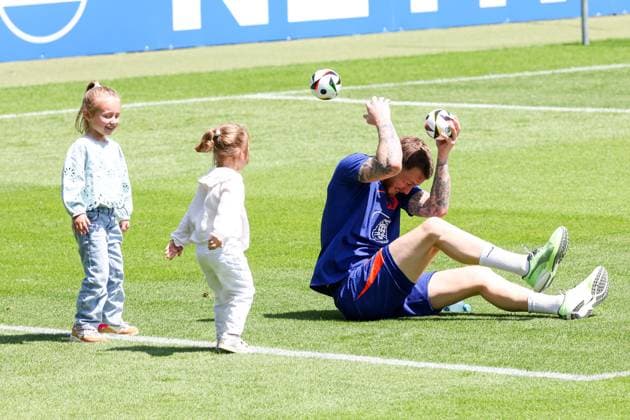 Sport Bilder des Tages 2024-06-17 Training Session Netherlands WOLFSBURG, GERMANY - JUNE 17: Mark Flekken of The Netherlands with family during a training session prior to the Group D - UEFA EURO, EM, Europameisterschaft,Fussball 2024 match between Netherlands and France at AOK Stadium on June 17, 2024 in Wolfsburg, Germany. (Photo by Peter Lous BSR Agency) Wolfsburg Germany Content not available for redistribution in The Netherlands directly or indirectly through any third parties. Copyright: xBSRxAgencyx