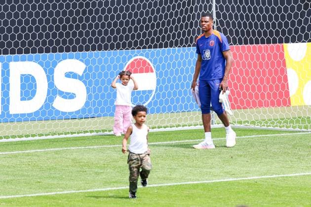 2024-06-17 Training Session Netherlands WOLFSBURG, GERMANY - JUNE 17: Denzel Dumfries of The Netherlands with family during a training session prior to the Group D - UEFA EURO, EM, Europameisterschaft,Fussball 2024 match between Netherlands and France at AOK Stadium on June 17, 2024 in Wolfsburg, Germany. (Photo by Peter Lous BSR Agency) Wolfsburg Germany Content not available for redistribution in The Netherlands directly or indirectly through any third parties. Copyright: xBSRxAgencyx
