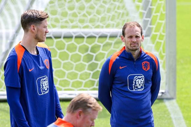 2024-06-17 Training Session Netherlands WOLFSBURG, GERMANY - JUNE 17: Wout Weghorst of The Netherlands, Daley Blind of The Netherlands looks on during a training session prior to the Group D - UEFA EURO, EM, Europameisterschaft,Fussball 2024 match between Netherlands and France at AOK Stadium on June 17, 2024 in Wolfsburg, Germany. (Photo by Peter Lous BSR Agency) Wolfsburg Germany Content not available for redistribution in The Netherlands directly or indirectly through any third parties. Copyright: xBSRxAgencyx