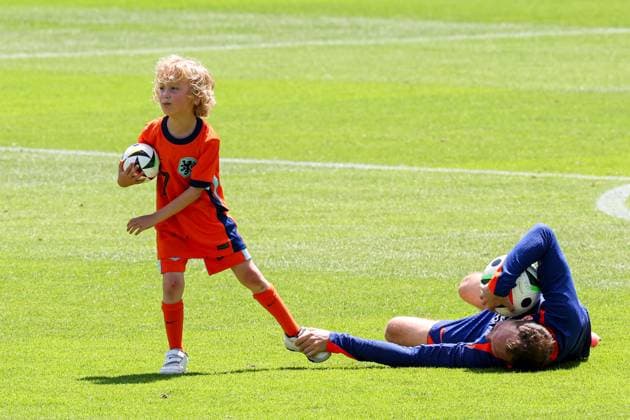 Sport Bilder des Tages 2024-06-17 Training Session Netherlands WOLFSBURG, GERMANY - JUNE 17: Daley Blind of The Netherlands with family during a training session prior to the Group D - UEFA EURO, EM, Europameisterschaft,Fussball 2024 match between Netherlands and France at AOK Stadium on June 17, 2024 in Wolfsburg, Germany. (Photo by Peter Lous BSR Agency) Wolfsburg Germany Content not available for redistribution in The Netherlands directly or indirectly through any third parties. Copyright: xBSRxAgencyx
