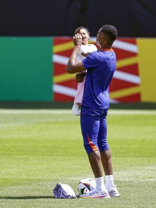 WOLFSBURG - Denzel Dumfries of Holland comforts his daughter after the training session of the Dutch national team, Nationalteam at the AOK Stadium on June 17, 2024 in Wolfsburg, Germany. The Dutch national team is preparing for the group match at the European Football Championship in Germany against France. ANP Dutch Highest Maurice van Steen UEFA EURO, EM, Europameisterschaft,Fussball 2024 Germany 2024 xVIxANPxSportx xVanxSteenxFotografiexIVx 501317078 originalFilename: 501317078.jpg