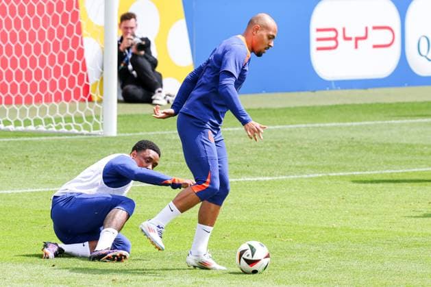 2024-06-17 Training Session Netherlands WOLFSBURG, GERMANY - JUNE 17: Steven Bergwijn of The Netherlands grabbing the leg of Donyell Malen of The Netherlands during a training session prior to the Group D - UEFA EURO, EM, Europameisterschaft,Fussball 2024 match between Netherlands and France at AOK Stadium on June 17, 2024 in Wolfsburg, Germany. (Photo by Peter Lous BSR Agency) Wolfsburg Germany Content not available for redistribution in The Netherlands directly or indirectly through any third parties. Copyright: xBSRxAgencyx