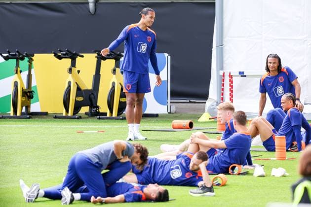 2024-06-17 Training Session Netherlands WOLFSBURG, GERMANY - JUNE 17: Virgil van Dijk of The Netherlands talking to Xavi Simons of The Netherlands, Nathan Ake of The Netherlands during a training session prior to the Group D - UEFA EURO, EM, Europameisterschaft,Fussball 2024 match between Netherlands and France at AOK Stadium on June 17, 2024 in Wolfsburg, Germany. (Photo by Peter Lous BSR Agency) Wolfsburg Germany Content not available for redistribution in The Netherlands directly or indirectly through any third parties. Copyright: xBSRxAgencyx