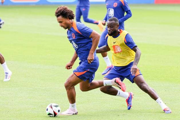 2024-06-17 Training Session Netherlands WOLFSBURG, GERMANY - JUNE 17: Joshua Zirkzee of the Netherlands battles for possession with Lutsharel Geertruida of The Netherlands during a training session prior to the Group D - UEFA EURO, EM, Europameisterschaft,Fussball 2024 match between Netherlands and France at AOK Stadium on June 17, 2024 in Wolfsburg, Germany. (Photo by Peter Lous BSR Agency) Wolfsburg Germany Content not available for redistribution in The Netherlands directly or indirectly through any third parties. Copyright: xBSRxAgencyx