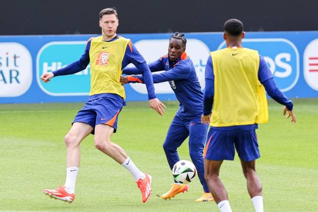 2024-06-17 Training Session Netherlands WOLFSBURG, GERMANY - JUNE 17: Wout Weghorst of The Netherlands battles for possession with Jeremie Frimpong of The Netherlands during a training session prior to the Group D - UEFA EURO, EM, Europameisterschaft,Fussball 2024 match between Netherlands and France at AOK Stadium on June 17, 2024 in Wolfsburg, Germany. (Photo by Peter Lous BSR Agency) Wolfsburg Germany Content not available for redistribution in The Netherlands directly or indirectly through any third parties. Copyright: xBSRxAgencyx