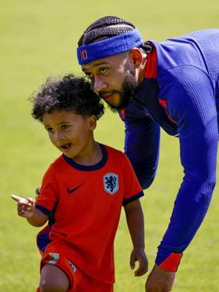 WOLFSBURG - Memphis Depay of Holland with the son of Steven Bergwijn of Holland after the training session of the Dutch national team, Nationalteam in the AOK Stadium on June 17, 2024 in Wolfsburg, Germany. The Dutch national team is preparing for the group match at the European Football Championship in Germany against France. ANP Dutch Highest Maurice van Steen UEFA EURO, EM, Europameisterschaft,Fussball 2024 Germany 2024 xVIxANPxSportx xVanxSteenxFotografiexIVx 501319867 originalFilename: 501319867.jpg