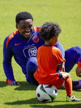 WOLFSBURG - Steven Bergwijn of Holland with his son after the training session of the Dutch national team, Nationalteam in the AOK Stadium on June 17, 2024 in Wolfsburg, Germany. The Dutch national team is preparing for the group match at the European Football Championship in Germany against France. ANP Dutch Highest Maurice van Steen UEFA EURO, EM, Europameisterschaft,Fussball 2024 Germany 2024 xVIxANPxSportx xVanxSteenxFotografiexIVx 501319921 originalFilename: 501319921.jpg