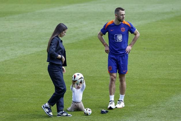 WOLFSBURG - Doina Turcanu, Nolan de Vrij, Stefan De Vrij of Holland after the training session of the Dutch national team, Nationalteam at the AOK Stadium on June 17, 2024 in Wolfsburg, Germany. The Dutch national team is preparing for the group match at the European Football Championship in Germany against France. ANP Dutch Highest Maurice van Steen UEFA EURO, EM, Europameisterschaft,Fussball 2024 Germany 2024 xVIxANPxSportx xVanxSteenxFotografiexIVx 501321200 originalFilename: 501321200.jpg