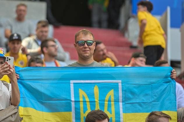 Bild zeigt: ukrainischer Fan mit Fahne, 17.06.2024, München, Fussball, Europameisterschaft, Rumänien - Ukraine, EVENT REGULATIONS PROHIBIT ANY USE OF PHOTOGRAPHS AS IMAGE SEQUENCES AND OR QUASI-VIDEO.
