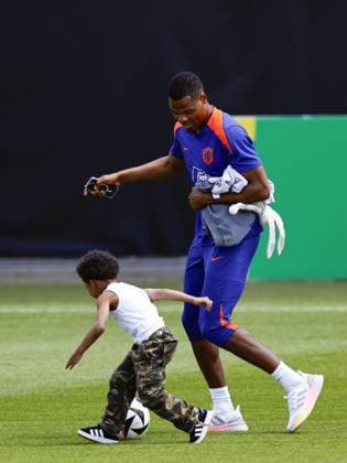 WOLFSBURG - Denzel Dumfries of Holland his son after the training session of the Dutch national team, Nationalteam at the AOK Stadium on June 17, 2024 in Wolfsburg, Germany. The Dutch national team is preparing for the group match at the European Football Championship in Germany against France. ANP Dutch Highest Maurice van Steen UEFA EURO, EM, Europameisterschaft,Fussball 2024 Germany 2024 xVIxANPxSportx xVanxSteenxFotografiexIVx 501321244 originalFilename: 501321244.jpg