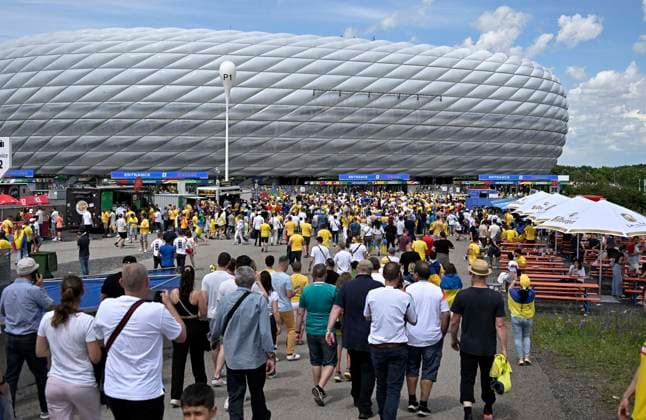 14.06.2024, Fussball UEFA EURO, EM, Europameisterschaft,Fussball 2024, Vorrunde, 1.Spieltag, Eröffnungsspiel Deutschland - Schottland, in der Fußball Arena München. Die Fans laufen zum Stadion.