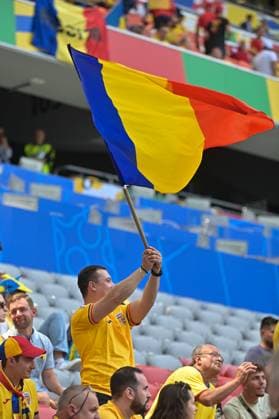 Bild zeigt: rumänischer Fan mit Fahne, 17.06.2024, München, Fussball, Europameisterschaft, Rumänien - Ukraine, EVENT REGULATIONS PROHIBIT ANY USE OF PHOTOGRAPHS AS IMAGE SEQUENCES AND OR QUASI-VIDEO.