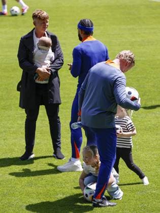 WOLFSBURG - While Ronald Koeman Jr talks to Memphis Depay of Holland, Holland coach Ronald Koeman plays with his grandchildren after the training session of the Dutch national team, Nationalteam in the AOK Stadium on June 17, 2024 in Wolfsburg, Germany. The Dutch national team is preparing for the group match at the European Football Championship in Germany against France. ANP Dutch Highest Maurice van Steen UEFA EURO, EM, Europameisterschaft,Fussball 2024 Germany 2024 xVIxANPxSportx xVanxSteenxFotografiexIVx 501321446 originalFilename: 501321446.jpg
