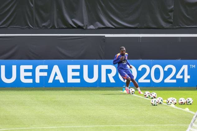 2024-06-17 Training Session Netherlands WOLFSBURG, GERMANY - JUNE 17: Brian Brobbey of the Netherlands working on his recovery during a training session prior to the Group D - UEFA EURO, EM, Europameisterschaft,Fussball 2024 match between Netherlands and France at AOK Stadium on June 17, 2024 in Wolfsburg, Germany. (Photo by Peter Lous BSR Agency) Wolfsburg Germany Content not available for redistribution in The Netherlands directly or indirectly through any third parties. Copyright: xBSRxAgencyx