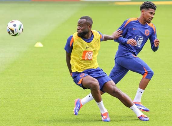 2024-06-17 Training Session Netherlands WOLFSBURG, GERMANY - JUNE 17: Lutsharel Geertruida of the Netherlands battles for the ball with Ian Maatsen of the Netherlands during a training session prior to the Group D - UEFA EURO, EM, Europameisterschaft,Fussball 2024 match between Netherlands and France at AOK Stadium on June 17, 2024 in Wolfsburg, Germany. (Photo by Peter Lous BSR Agency) Wolfsburg Germany Content not available for redistribution in The Netherlands directly or indirectly through any third parties. Copyright: xBSRxAgencyx