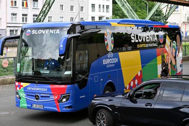 GER, UEFA Europameisterschaft 2024, Slowenisches Base Camp Wuppertal 17.06.2023,Wuppertal ,Stadion am Zoo, GER, UEFA Europameisterschaft 2024, Slowenisches Base Camp Wuppertal im Bild der Mannschaftsbus von Slovenia bei der Ankunft im Stadion am Zoo.