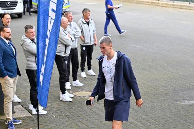 GER, UEFA Europameisterschaft 2024, Slowenisches Base Camp Wuppertal 17.06.2023,Wuppertal ,Stadion am Zoo, GER, UEFA Europameisterschaft 2024, Slowenisches Base Camp Wuppertal im Bild kommt Banjamin Sesko ( SVN 11 ) im Stadion am Zoo an.