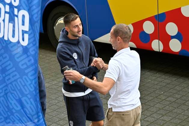 GER, UEFA Europameisterschaft 2024, Slowenisches Base Camp Wuppertal 17.06.2023,Wuppertal ,Stadion am Zoo, GER, UEFA Europameisterschaft 2024, Slowenisches Base Camp Wuppertal im Bild UEFA Präsident Aleksander Ceferin ( Slovenia ) begrüßt Jan Oblak ( SVN 01 ).