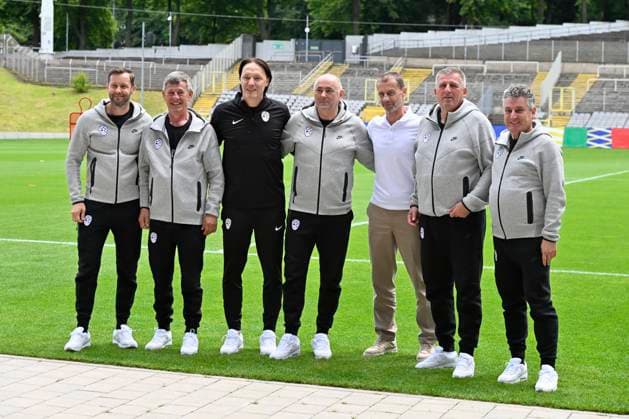 GER, UEFA Europameisterschaft 2024, Slowenisches Base Camp Wuppertal 17.06.2023,Wuppertal ,Stadion am Zoo, GER, UEFA Europameisterschaft 2024, Slowenisches Base Camp Wuppertal im Bild UEFA Präsident Aleksander Ceferin ( Slovenia ) und Slovenischer Fussball Präsident Radenko Mijatovic ( Slovenia ). Mit dem Staff der Nationalmannschaft .