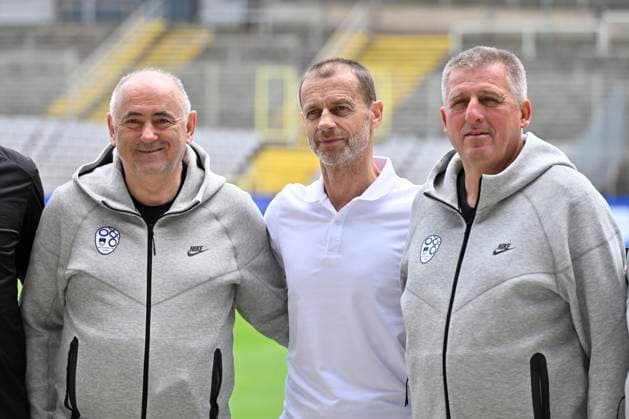 GER, UEFA Europameisterschaft 2024, Slowenisches Base Camp Wuppertal 17.06.2023,Wuppertal ,Stadion am Zoo, GER, UEFA Europameisterschaft 2024, Slowenisches Base Camp Wuppertal im Bild Slovenischer Fussball Präsident Radenko Mijatovic ( Slovenia )., UEFA Präsident Aleksander Ceferin ( Slovenia ) und Co. Trainer.