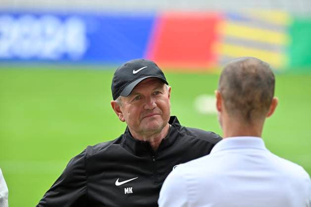 GER, UEFA Europameisterschaft 2024, Slowenisches Base Camp Wuppertal 17.06.2023,Wuppertal ,Stadion am Zoo, GER, UEFA Europameisterschaft 2024, Slowenisches Base Camp Wuppertal im Bild Trainer Madjar Kek ( SVN ) und UEFA Präsident Aleksander Ceferin ( Slovenia ) im Gespräch.