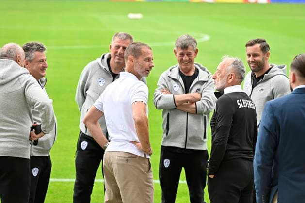GER, UEFA Europameisterschaft 2024, Slowenisches Base Camp Wuppertal 17.06.2023,Wuppertal ,Stadion am Zoo, GER, UEFA Europameisterschaft 2024, Slowenisches Base Camp Wuppertal im Bild UEFA Präsident Aleksander Ceferin ( Slovenia ) im Kreise der Slowenischen Nationalmannschaft.