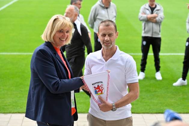 GER, UEFA Europameisterschaft 2024, Slowenisches Base Camp Wuppertal 17.06.2023,Wuppertal ,Stadion am Zoo, GER, UEFA Europameisterschaft 2024, Slowenisches Base Camp Wuppertal im Bild überreicht Sportamtsleiterin Alexandra Szlagowski dem UEFA Präsident Aleksander Ceferin ( Slovenia ) den Wimpel der Stadt Wuppertal.