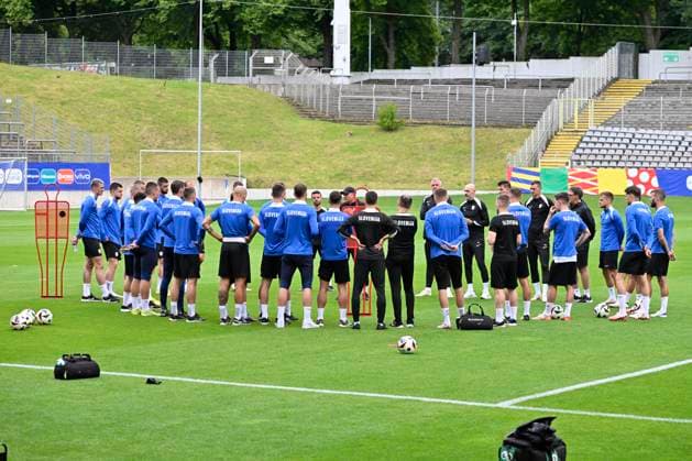 GER, UEFA Europameisterschaft 2024, Slowenisches Base Camp Wuppertal 17.06.2023,Wuppertal ,Stadion am Zoo, GER, UEFA Europameisterschaft 2024, Slowenisches Base Camp Wuppertal im Bild hat Trainer Madjar Kek ( SVN ) die Mannschaft zum Gespräch auf dem Rasen gebeten.