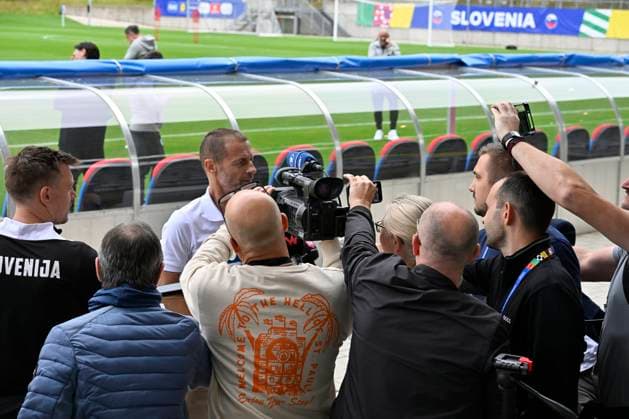GER, UEFA Europameisterschaft 2024, Slowenisches Base Camp Wuppertal 17.06.2023,Wuppertal ,Stadion am Zoo, GER, UEFA Europameisterschaft 2024, Slowenisches Base Camp Wuppertal im Bild UEFA Präsident Aleksander Ceferin ( Slovenia ) im Blickpunkt der Medien.