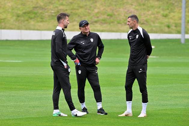 GER, UEFA Europameisterschaft 2024, Slowenisches Base Camp Wuppertal 17.06.2023,Wuppertal ,Stadion am Zoo, GER, UEFA Europameisterschaft 2024, Slowenisches Base Camp Wuppertal im Bild Trainer Madjar Kek ( SVN ) mit seinen Co.-Trainern.