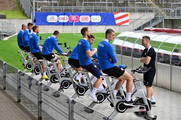 GER, UEFA Europameisterschaft 2024, Slowenisches Base Camp Wuppertal 17.06.2023,Wuppertal ,Stadion am Zoo, GER, UEFA Europameisterschaft 2024, Slowenisches Base Camp Wuppertal im Bild Banjamin Sesko ( SVN 11 ) und die Kollegen Regeneration auf dem Rad.