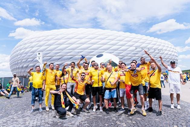 UEFA EURO 2024: Rumänien - Ukraine; 17.06.2024 Rumänische Fans posieren vor der Arena UEFA EURO 2024: Rumänien - Ukraine ; Munich Football Arena, München am 17.06.2024 Copyright: xBEAUTIFULxSPORTS Wunderlx