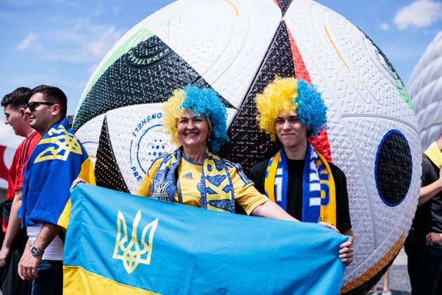 UEFA EURO 2024: Rumänien - Ukraine; 17.06.2024 Fans der Ukraine posieren mit adidas Spielball Fussballliebe UEFA EURO 2024: Rumänien - Ukraine; Munich Football Arena, München am 17.06.2024 Copyright: xBEAUTIFULxSPORTS Wunderlx