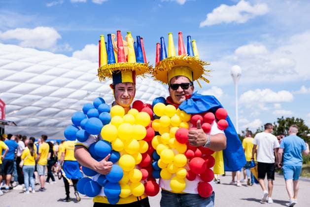 UEFA EURO 2024: Rumänien - Ukraine; 17.06.2024 Fans von Rumänien in Kostüm vor der Arena UEFA EURO 2024: Rumänien - Ukraine ; Munich Football Arena, München am 17.06.2024 Copyright: xBEAUTIFULxSPORTS Wunderlx