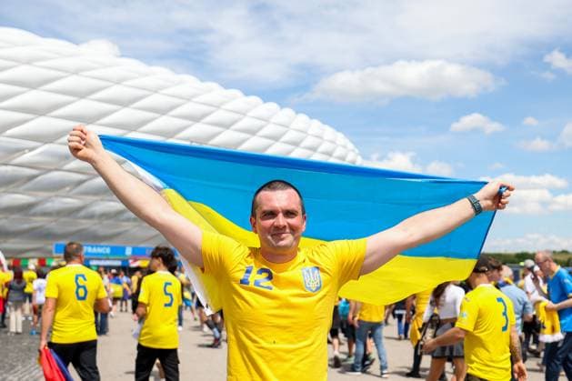 Fußball UEFA EURO, EM, Europameisterschaft,Fussball 2024 Gruppenphase 1. Spieltag Rumänien - Ukraine am 17.06.2024 in der München Fußball Arena in München Fan Ukraine mit Fahne Flagge vor der Arena