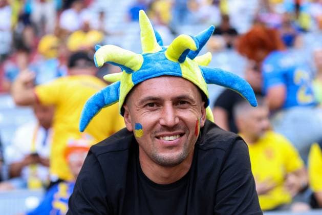 Fußball UEFA EURO, EM, Europameisterschaft,Fussball 2024 Gruppenphase 1. Spieltag Rumänien - Ukraine am 17.06.2024 in der München Fußball Arena in München Fan mit Ukraine und Rumänien Fahne Schminke im Gesicht