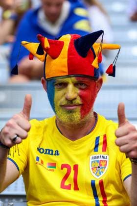 Fußball UEFA EURO, EM, Europameisterschaft,Fussball 2024 Gruppenphase 1. Spieltag Rumänien - Ukraine am 17.06.2024 in der München Fußball Arena in München geschminkter Fan Rumänien