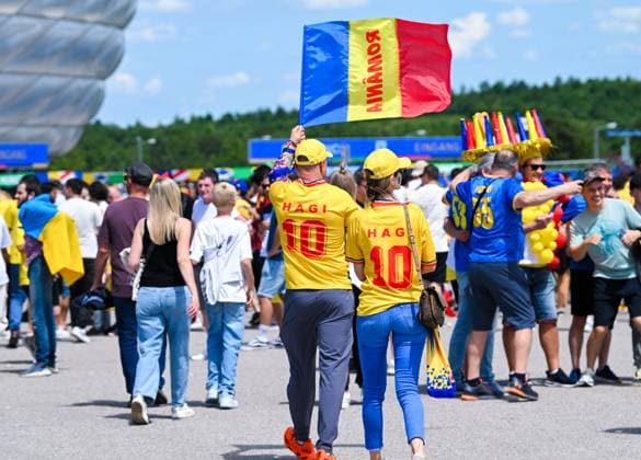 Fans von Rumaenien, UEFA EURO, EM, Europameisterschaft,Fussball 2024 - Group E, Romania vs Ukraine, Fussball Arena Muenchen am 17. June 2024 in Muenchen, Deutschland. (Foto von Silas Schueller DeFodi Images) Fans of Romania, UEFA EURO 2024 - Group E, Romania vs Ukraine, Munich Football Arena on June 17, 2024 in Muenchen, Germany. (Photo by Silas Schueller DeFodi Images) Defodi-0582258559st