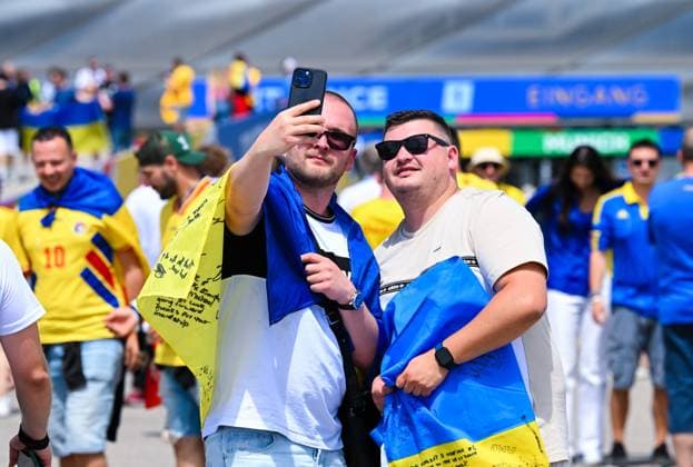 Fans der Ukraine, UEFA EURO, EM, Europameisterschaft,Fussball 2024 - Group E, Romania vs Ukraine, Fussball Arena Muenchen am 17. June 2024 in Muenchen, Deutschland. (Foto von Silas Schueller DeFodi Images) Fans of Ukraine, UEFA EURO 2024 - Group E, Romania vs Ukraine, Munich Football Arena on June 17, 2024 in Muenchen, Germany. (Photo by Silas Schueller DeFodi Images) Defodi-0582258565st