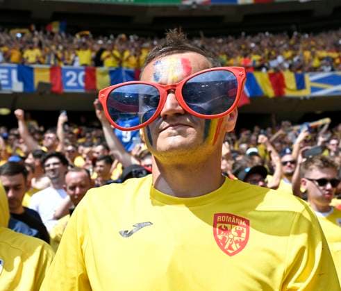 17.06.2024, Fussball UEFA EURO, EM, Europameisterschaft,Fussball 2024, Vorrunde, Match 10, Rumänien - Ukraine, in der Fußball Arena München. Ein rumänischer Fan mit Brille