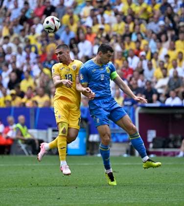 17.06.2024, Fussball UEFA EURO, EM, Europameisterschaft,Fussball 2024, Vorrunde, Match 10, Rumänien - Ukraine, in der Fußball Arena München. v.l. Razvan Marin (Rumänien) gegen Taras Stepanenko (Ukraine)