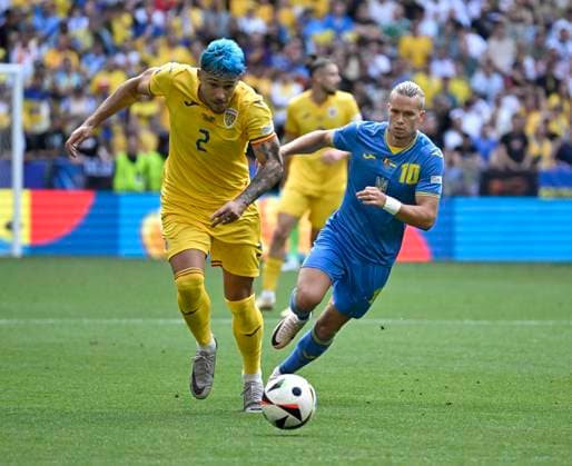 Sport Bilder des Tages 17.06.2024, Fussball UEFA EURO, EM, Europameisterschaft,Fussball 2024, Vorrunde, Match 10, Rumänien - Ukraine, in der Fußball Arena München. v.l. Andrei Ratiu (Rumänien) gegen Mykhaylo Mudryk (Ukraine)