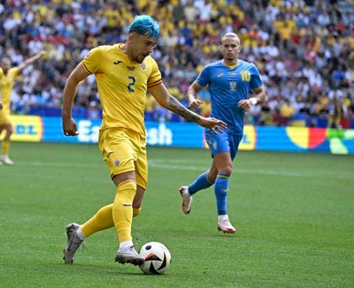 17.06.2024, Fussball UEFA EURO, EM, Europameisterschaft,Fussball 2024, Vorrunde, Match 10, Rumänien - Ukraine, in der Fußball Arena München. Andrei Ratiu (Rumänien) am Ball Mykhaylo Mudryk (Ukraine)