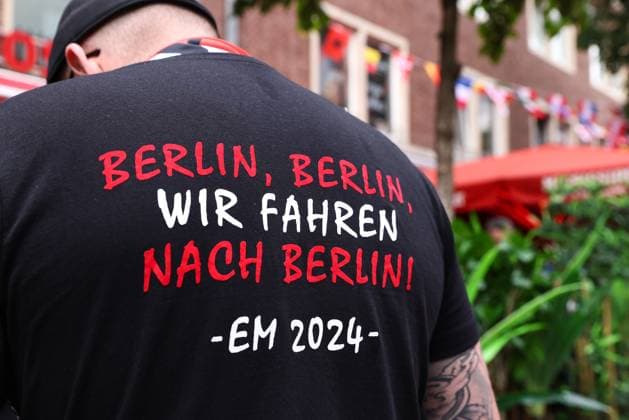 Sport Bilder des Tages SOCCER - UEFA EURO, EM, Europameisterschaft,Fussball 2024 DUESSELDORF,GERMANY,17.JUN.24 - SOCCER - UEFA EURO 2024, group stage, Austria vs France. Image shows a fan of AUT in the city centre of Duesseldorf.  GEPAxpictures xArminxRauthner