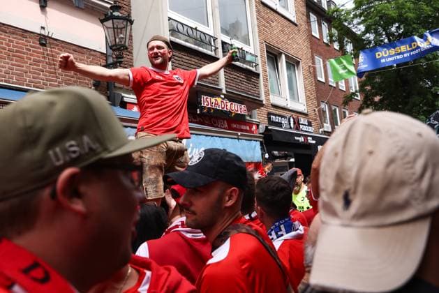 SOCCER - UEFA EURO, EM, Europameisterschaft,Fussball 2024 DUESSELDORF,GERMANY,17.JUN.24 - SOCCER - UEFA EURO 2024, group stage, Austria vs France. Image shows fans of AUT in the city centre of Duesseldorf.  GEPAxpictures xArminxRauthner