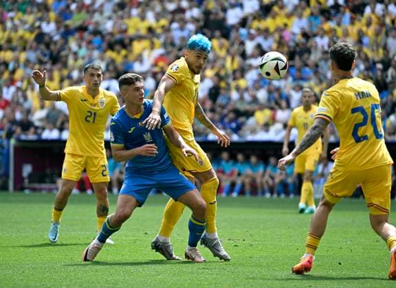17.06.2024, Fussball UEFA EURO, EM, Europameisterschaft,Fussball 2024, Vorrunde, Match 10, Rumänien - Ukraine, in der Fußball Arena München. v.l. Georgiy Sudakov (Ukraine) gegen Andrei Ratiu (Rumänien)