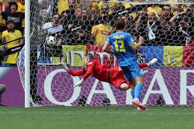 Andriy Lunin 23 (Ukarine) bekommt das Tor zum 1:0, Rumaenien vs. Ukraine Fussball, UEFA EURO, EM, Europameisterschaft,Fussball 2024, Gruppenphase, 1. Spieltag, 17.06.2024 Muenchen Bayern Deutschland