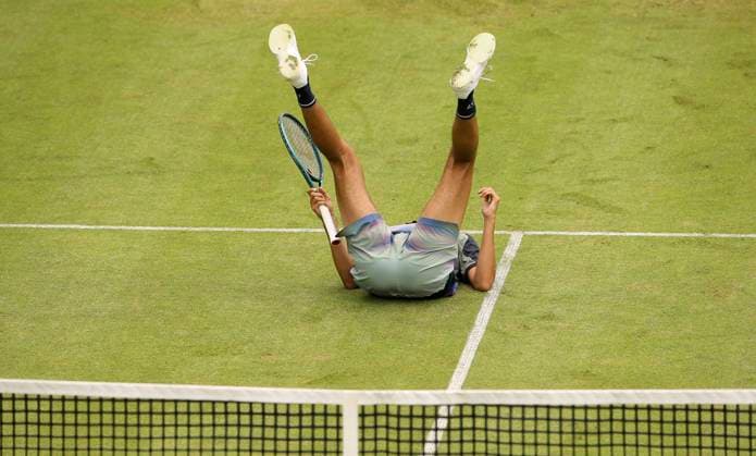 photo : Lorenzo SONEGO (ITA) stürzt nach einem Cross Court Angriffsball Tennis-Turnier Terra Wortmann Cup im Gerry Weber Sportpark (OWL-Arena) in Halle Westfalen Mo. 17.06.2024